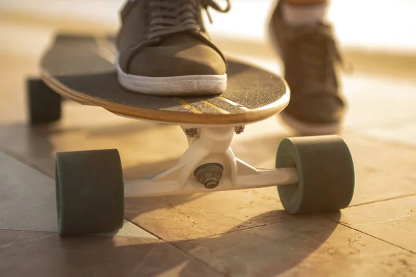 Een Selectieve Focus Shot Van Een Voet Een Skateboard — Stockfoto