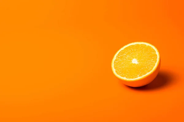 Primer Plano Una Jugosa Mitad Naranja Cortada Sobre Fondo Naranja —  Fotos de Stock