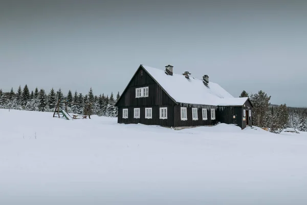 Paesaggio Una Casa Legno Coperta Neve Durante Inverno — Foto Stock