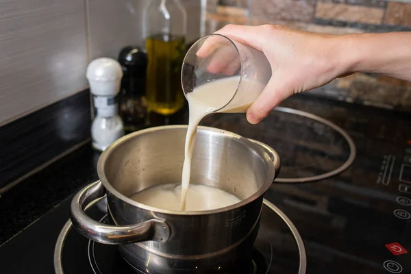 Primer Plano Una Persona Haciendo Avena Con Leche Una Olla — Foto de Stock