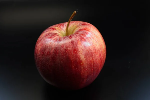 Een Closeup Shot Van Een Rijpe Appel Een Zwarte Achtergrond — Stockfoto