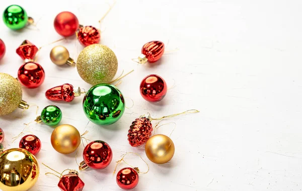 Een Overhead Shot Van Kleurrijke Kerst Ornamenten Met Ruimte Voor — Stockfoto