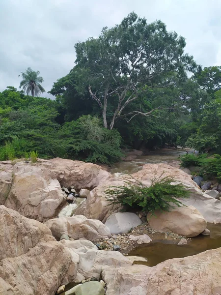 一条棕色 肮脏的山河流过岩石的景象 — 图库照片