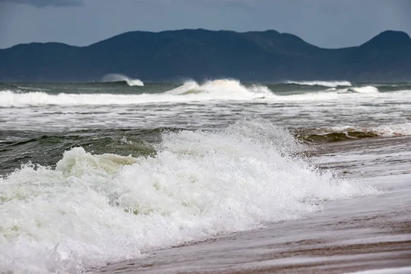 Fale Docierają Brzegu Florianopolis Brazylia — Zdjęcie stockowe