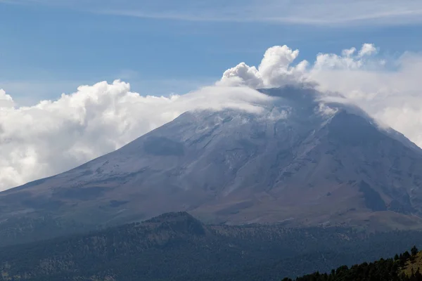 Приголомшливий Краєвид Лісисту Місцевість Горою Вершині Гори Хмарах — стокове фото