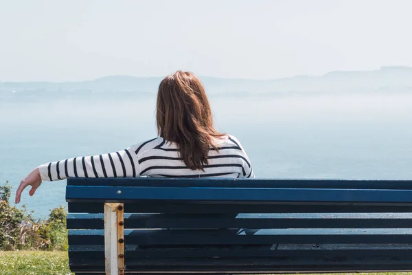 Shallow Focus Woman Sitting Wooden Bench Overlooking Foggy Sea — Stock Photo, Image