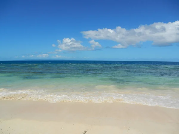Захватывающий Вид Острова Фиджи Чистой Водой Белыми Облаками — стоковое фото