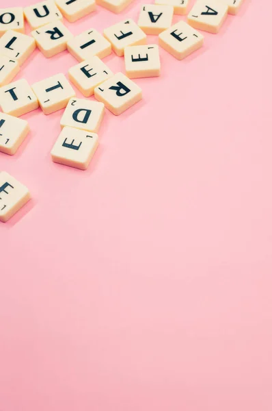 Close Das Letras Alfabeto Nas Peças Madeira Superfície Rosa Espaço — Fotografia de Stock