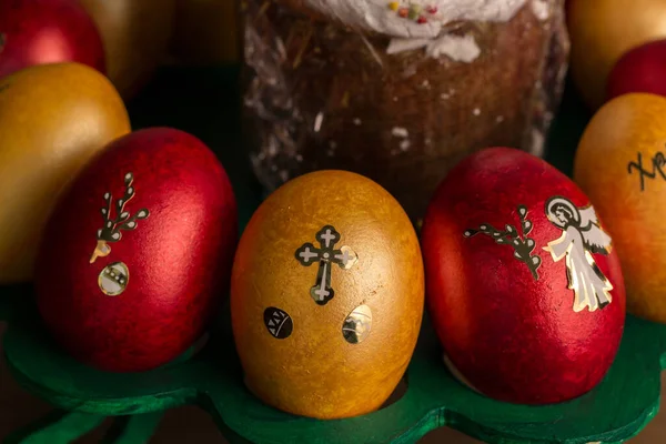 Een Close Van Kleurrijke Beschilderde Eieren Een Dienblad Voor Paasvakantie — Stockfoto