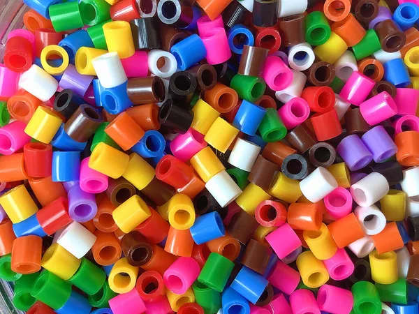 Крупный План Разноцветных Пластиковых Бусин — стоковое фото