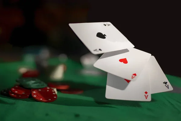 Ytlig Fokusbild Pokermarker Och Ess Luften — Stockfoto