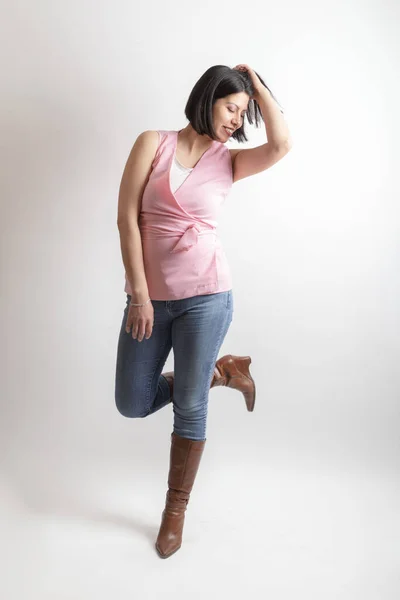 Vertikal Bild Latinamerikansk Kvinna Med Rosa Shirt Och Jeans Som — Stockfoto