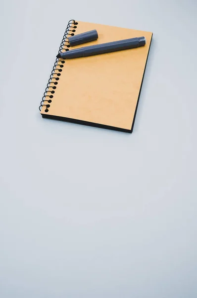 Plano Vertical Cuaderno Marcador Sobre Una Superficie Azul —  Fotos de Stock