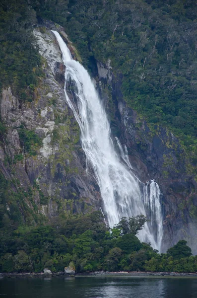 Вертикальний Знімок Водоспаду Затоці Мілфорд Нова Зеландія — стокове фото