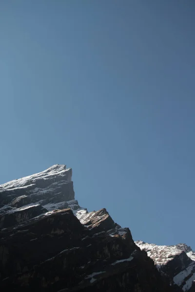 Eine Majestätische Aufnahme Eines Zerklüfteten Felsigen Gipfels Eines Annapurna Gebirges — Stockfoto