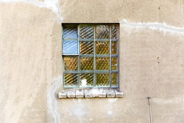 Małe Stare Okno Parapetem Starym Budynku — Zdjęcie stockowe