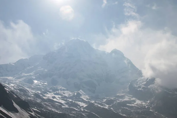 Maestoso Scatto Massiccio Roccioso Ricoperto Neve Dell Annapurna Con Cime — Foto Stock