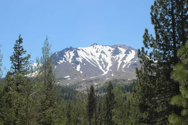 Piękny Widok Szczyt Lassen Śniegu Zimowym Parku Narodowym Lassen Volcanic — Zdjęcie stockowe