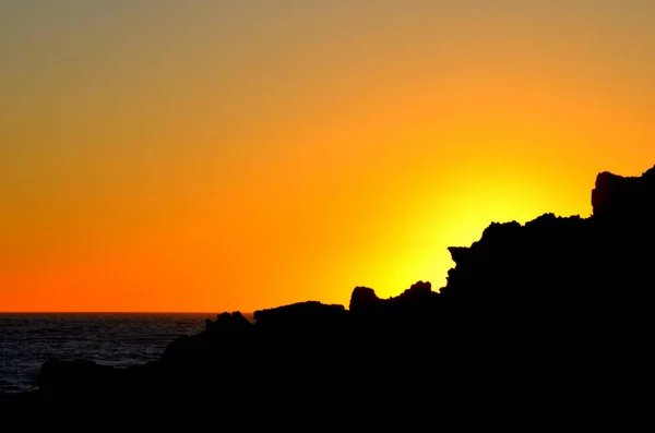 Silhouette Shot Rocky Shore Island Beautiful Orange Sky Sunset — Stock Photo, Image