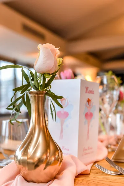 Plan Vertical Vase Avec Rose Décorant Une Table Mariage — Photo