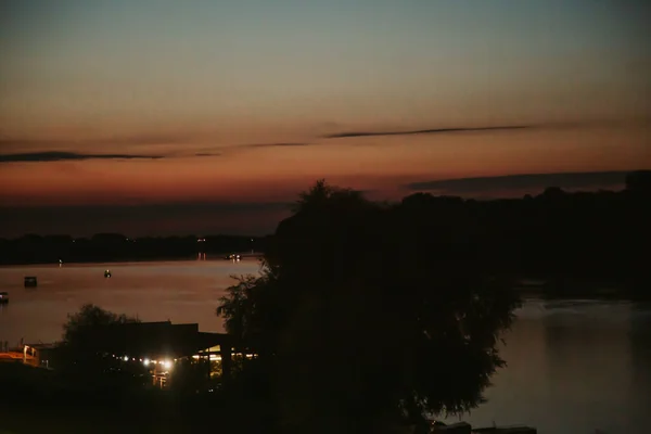 日落时对河流的空中拍摄 — 图库照片
