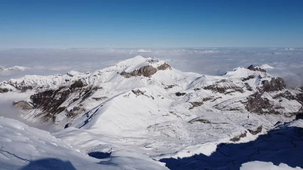 Impresionante Disparo Pico Alpes Nevados Cubiertos Nubes — Foto de Stock