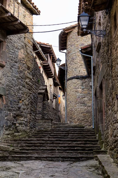 曇りの日に中世の村の石畳の通りの閉鎖 — ストック写真