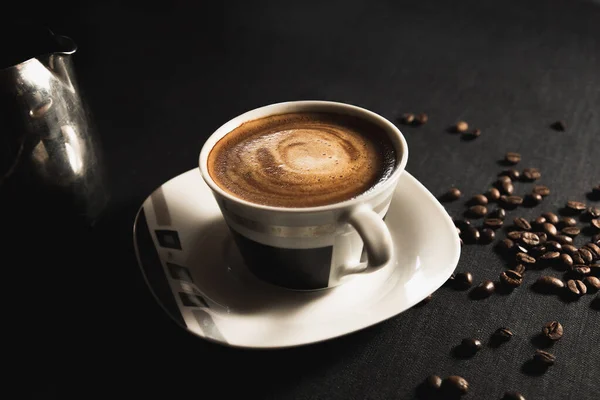 Eine Tasse Kaffee Mit Kaffeebohnen — Stockfoto