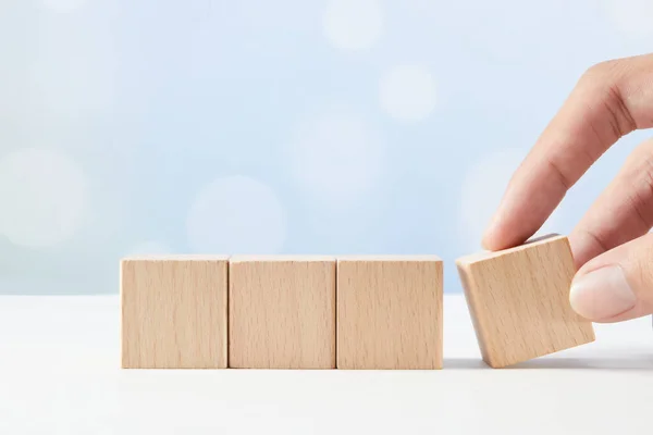 Una Mano Che Aggiunge Blocco Legno Bianco Una Fila Tre — Foto Stock