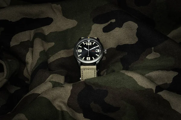 Gros Plan Une Montre Sur Textile Camouflage — Photo