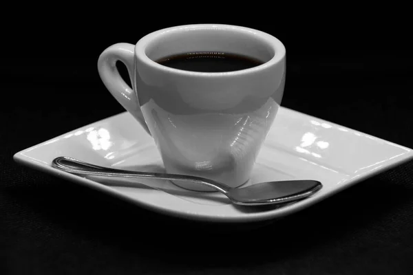 Una Tazza Bianca Caffè Piattino Con Cucchiaio Isolato Sullo Sfondo — Foto Stock