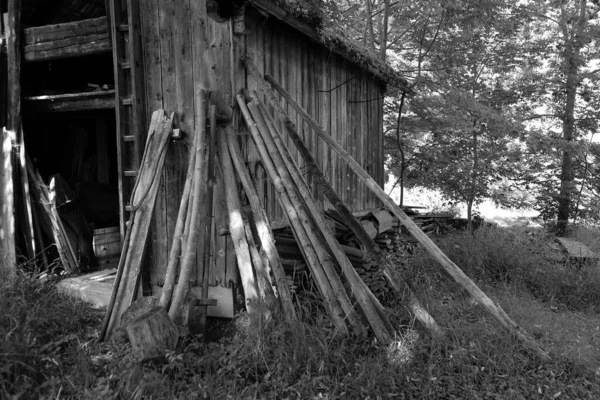 野原の古い納屋の近くの木製の板や屋根材の灰色のショット — ストック写真