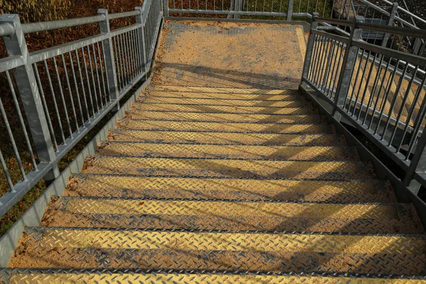 Een Metalen Trap Met Treden Besprenkeld Met Zand — Stockfoto