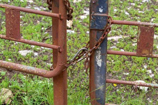 Unas Puertas Metálicas Oxidadas Atadas Con Cadena Metálica — Foto de Stock