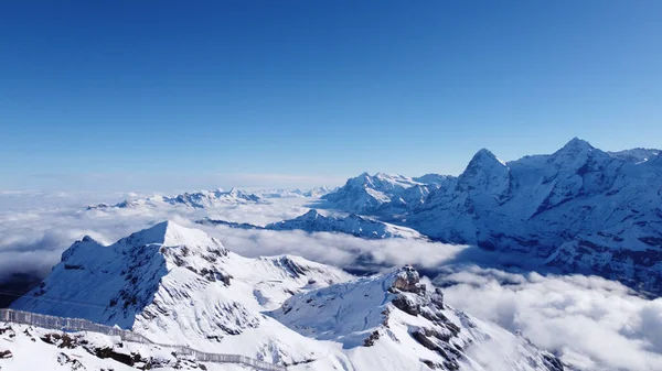 Een Adembenemende Opname Van Piek Van Besneeuwde Alpen Bedekt Door — Stockfoto