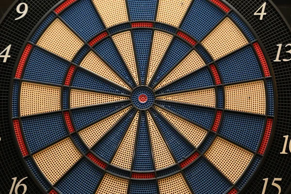 Eine Nahaufnahme Einer Dartscheibe Die Einer Wand Hängt — Stockfoto