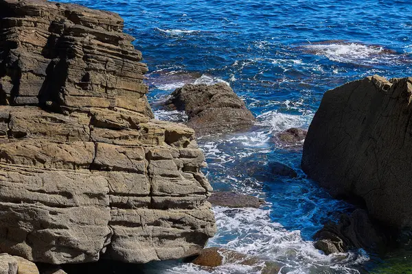 Ein Schöner Schuss Stein Meer Mit Welle — Stockfoto