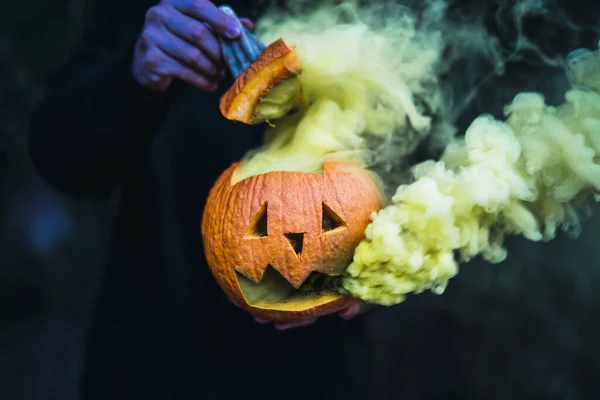 Hombre Sosteniendo Una Calabaza Tallada Con Humo Amarillo Saliendo Ella — Foto de Stock