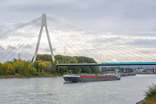 Neuwied Duitsland Sep 2019 Twee Transportschepen Voor Brug Rivier Rijn — Stockfoto