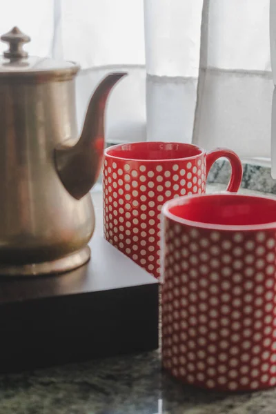 Disparo Vertical Tazas Puntos Rojos Una Tetera Sobre Mesa —  Fotos de Stock