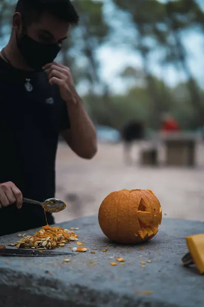 Egy Férfi Aki Tököt Vág Készít Halloweenre — Stock Fotó