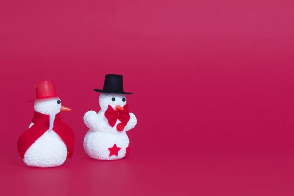 Ένα Κοντινό Πλάνο Δύο Χαριτωμένων Χιονανθρώπων Χριστουγεννιάτικα Στολίδια Κόκκινο Φόντο — Φωτογραφία Αρχείου