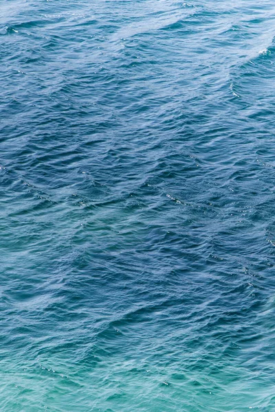 Nahaufnahme Einer Ruhigen Meeresstruktur Aus Kristallklarem Türkisfarbenem Wasser — Stockfoto