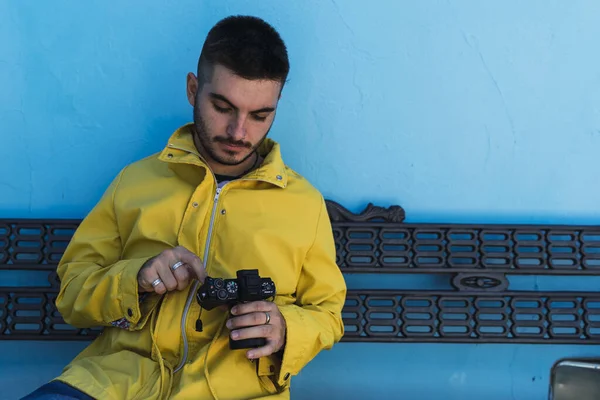 Primer Plano Joven Sosteniendo Una Cámara Sentada Banco — Foto de Stock