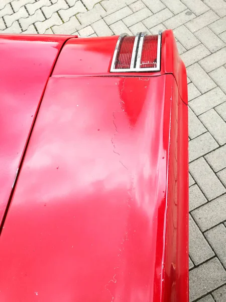 Plan Vertical Des Feux Arrière Une Voiture Vintage Rouge Garée — Photo