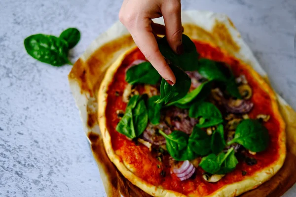 Primer Plano Una Pizza Vegana Casera Con Cebolla Rúcula Salsa — Foto de Stock