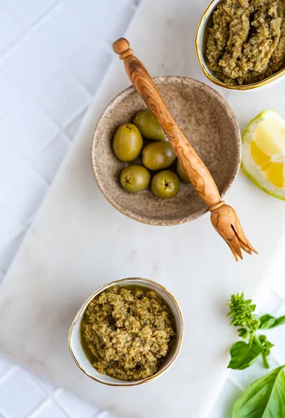 Uma Vista Superior Uma Tapenade Verde Azeitona Sobre Fundo Branco — Fotografia de Stock