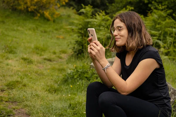 Una Mujer Joven Sentada Usando Teléfono Móvil Mientras Descansaba Después — Foto de Stock