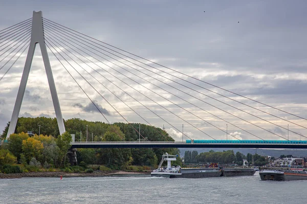 Neuwied Německo Září 2019 Dvě Transportní Lodě Před Mostem Přes — Stock fotografie