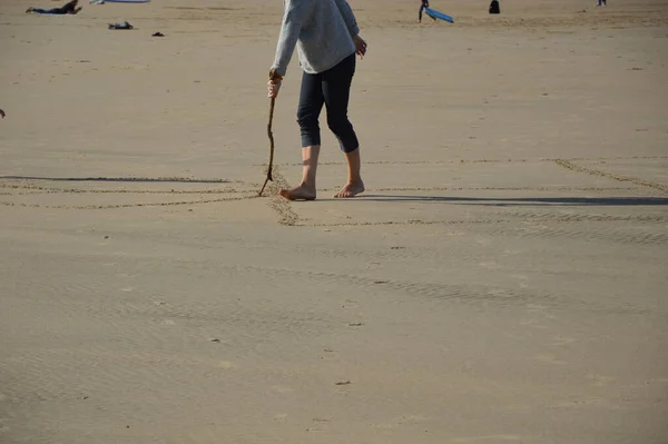 Person Wooden Stick Drawing Beach Sunlight — Stock Photo, Image